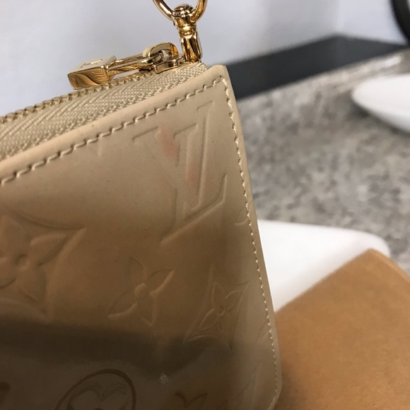 Authentic♥️ Louis Vuitton Beige Patent Leather Accessory Pouch Baguette - Picture 10 of 16